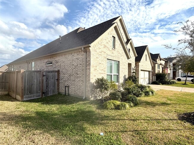 Building Photo - 6610 Lake Oasis Dr
