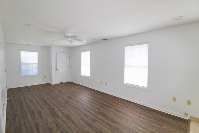 Building Photo - 824 Shaw Rd