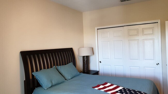 Building Photo - Stunning 3 bedroom top floor in Toscana FULLY FURNISHED