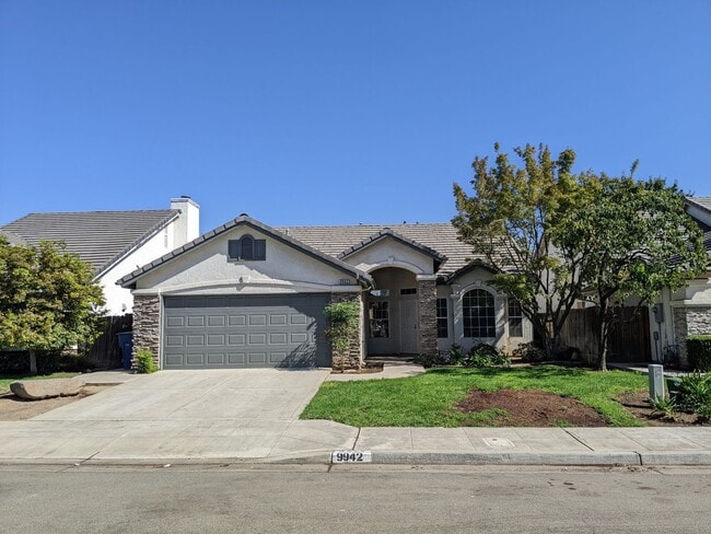 Primary Photo - NE Fresno home close to Clovis North offer...