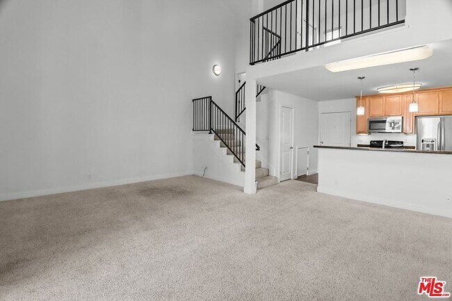 Building Photo - 10982 Roebling Ave