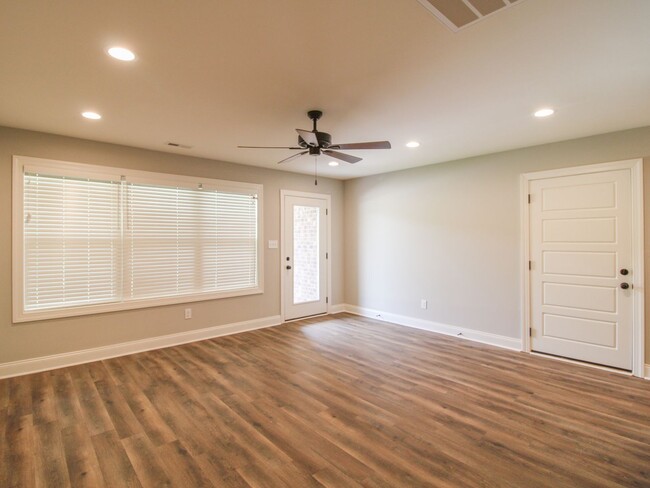 Building Photo - MOVE IN Special - 1st Month Rent FREE - Ca...