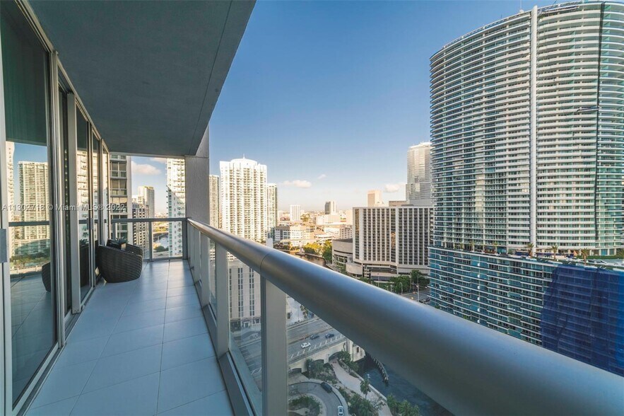 Building Photo - 475 Brickell Ave