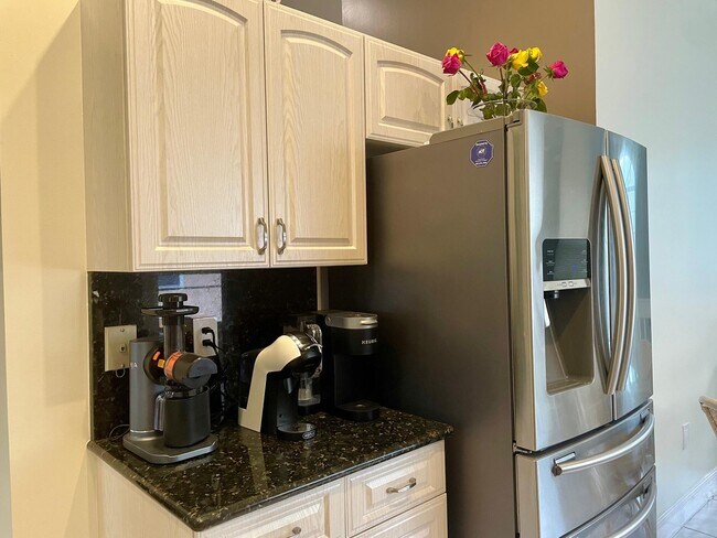 Building Photo - 9709 Shadybrook Dr