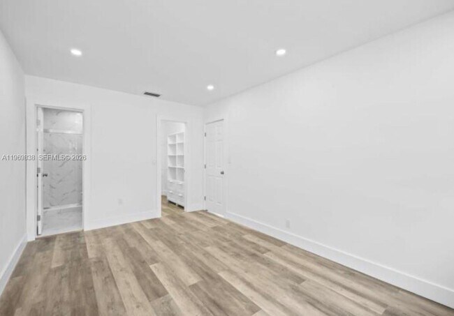 Building Photo - 816 N Golf Dr