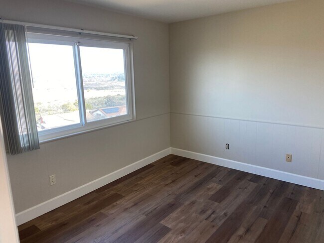 Building Photo - Updated 5 Bed, 3 Bath in Lomas Santa Fe Hi...