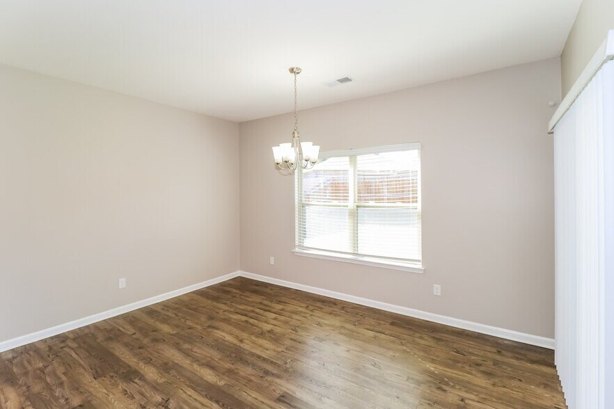 Building Photo - 267 Vivian Way