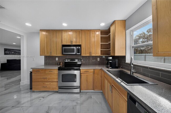 Building Photo - 3130 SW 16th St