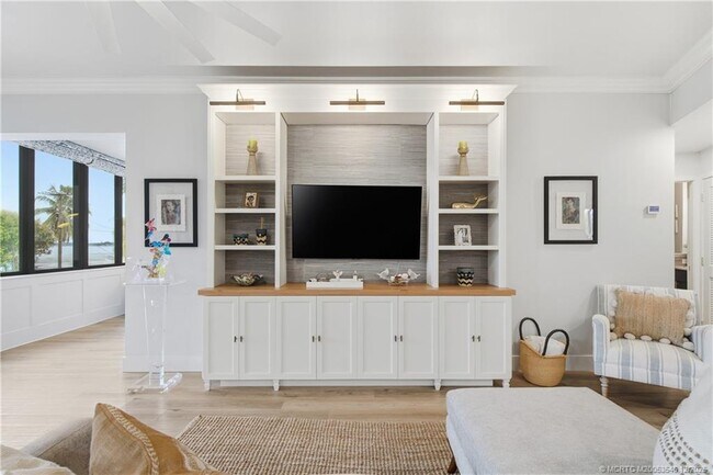 Building Photo - 150 SE Four Winds Dr