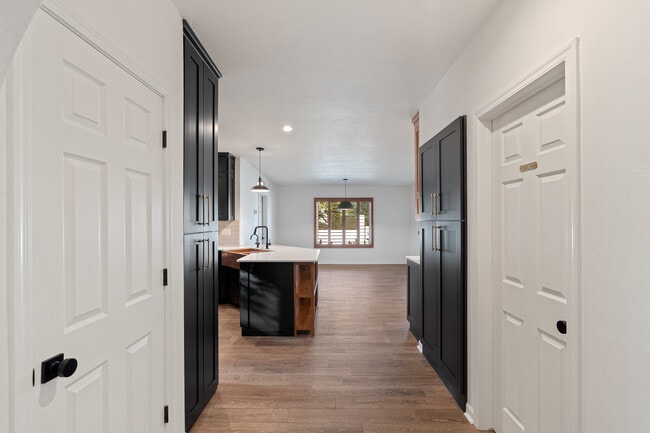 Building Photo - 2882 S Palmer Dr