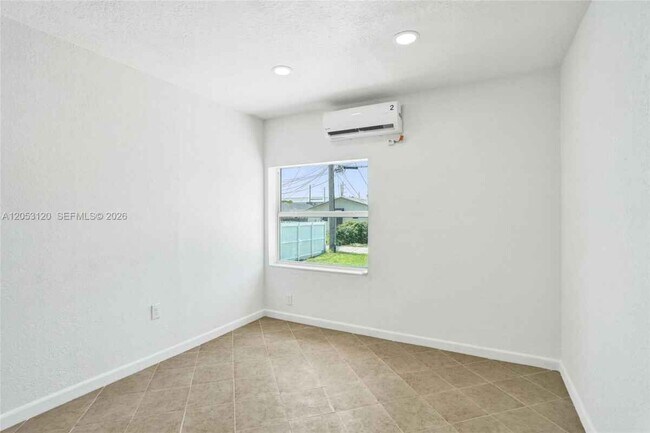 Building Photo - 2120-2122 Thomas St # 2122 HOLLYWOOD, FL 33020