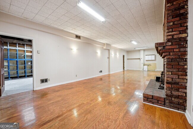 Building Photo - 5140 Lakewood Dr