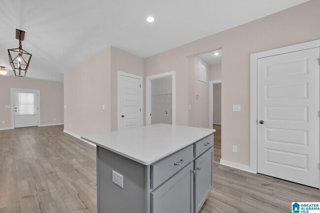 Building Photo - 170 Kings Wy