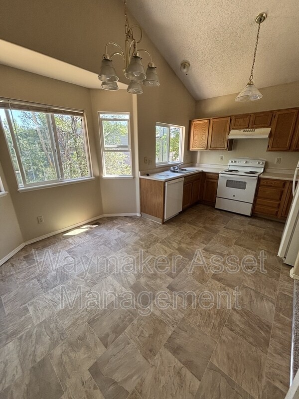 Building Photo - 5735 Grapevine Dr
