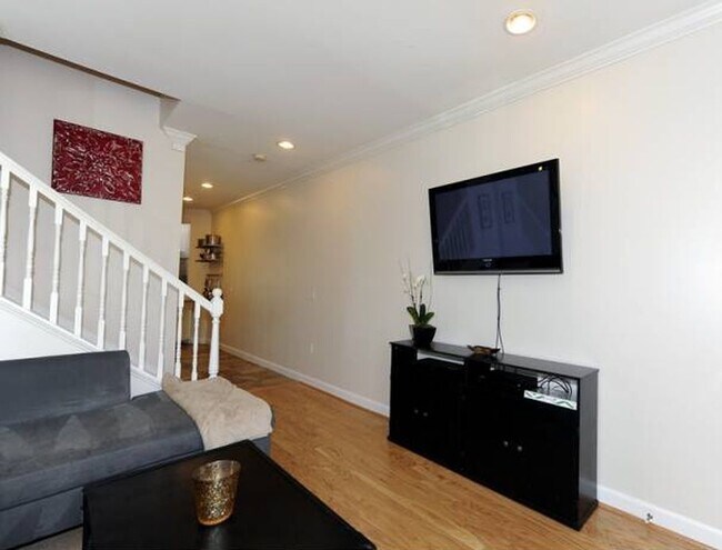 Building Photo - 1012 7th St SE