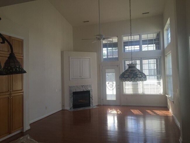 Building Photo - Available NOW - Must See Townhome at Powhatan Place, First floor primary suite!