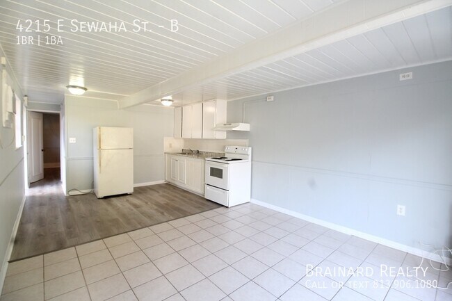 Building Photo - 4215 E Sewaha St