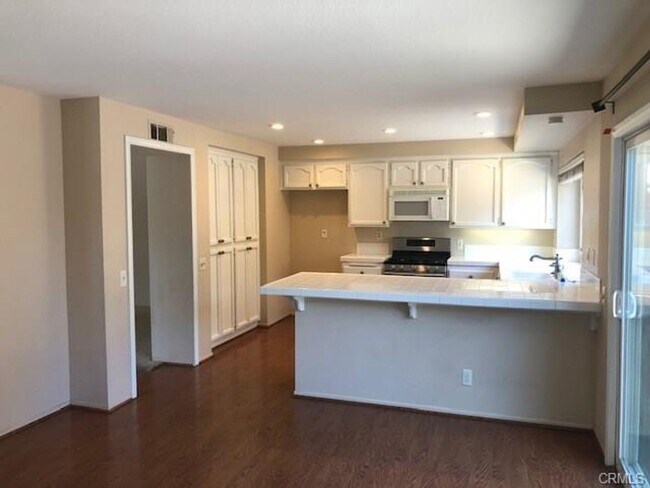 Building Photo - Beautiful End-Unit Townhome in the Desirab...