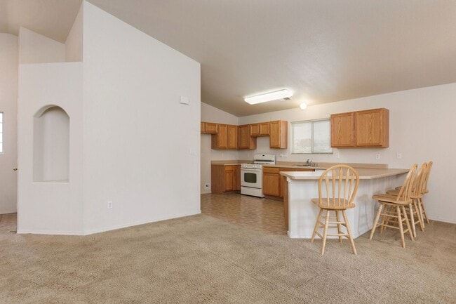 Building Photo - Nice Large Home in Sonoma Ranch—-Will go f...