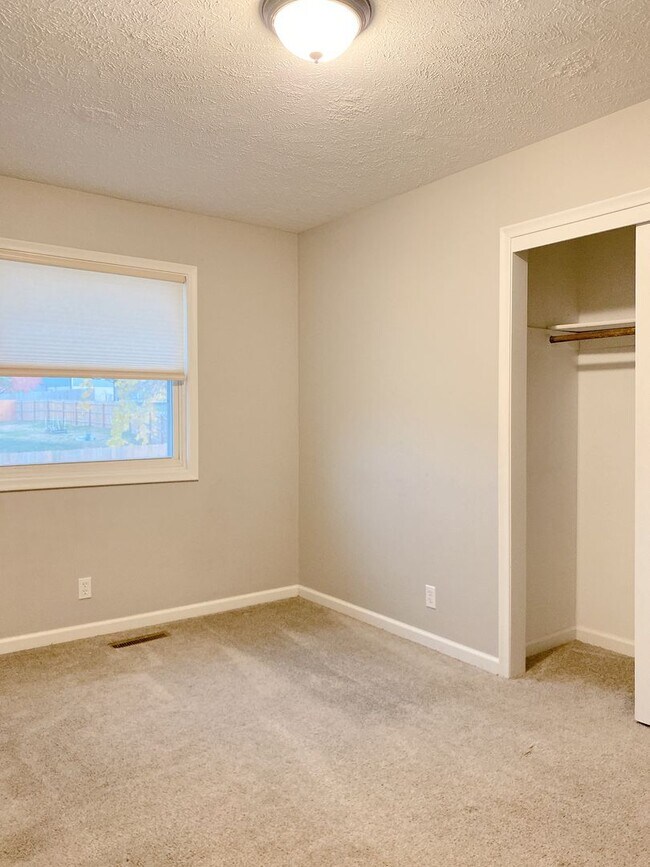 Building Photo - Millard 3 bed 2 bath $1900