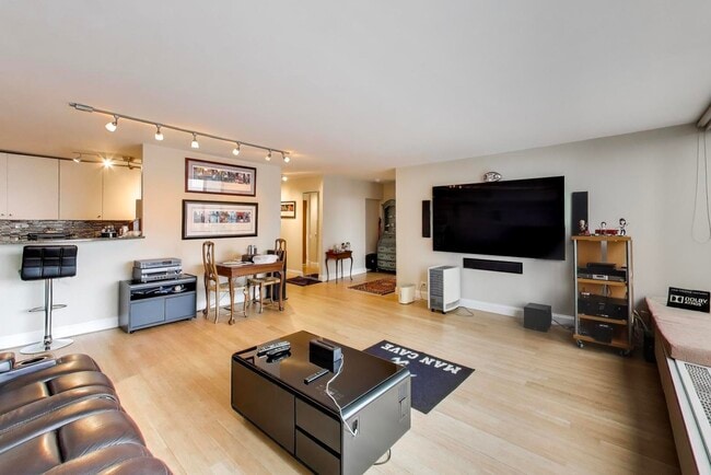 Building Photo - 5455 N Sheridan Rd