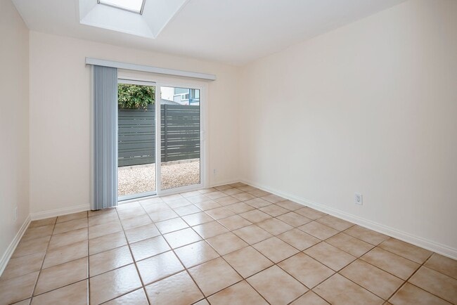 Building Photo - Spacious Single-level Home with a Pool!