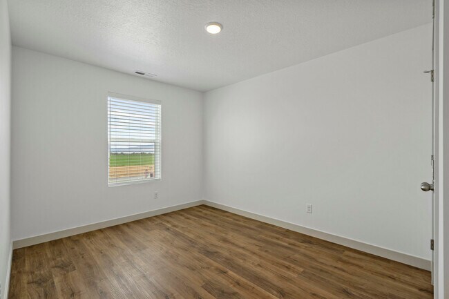 Building Photo - 4973 N Willowbank Dr
