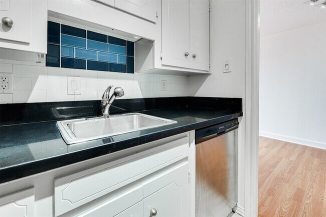 Building Photo - 2229 Mimosa Dr
