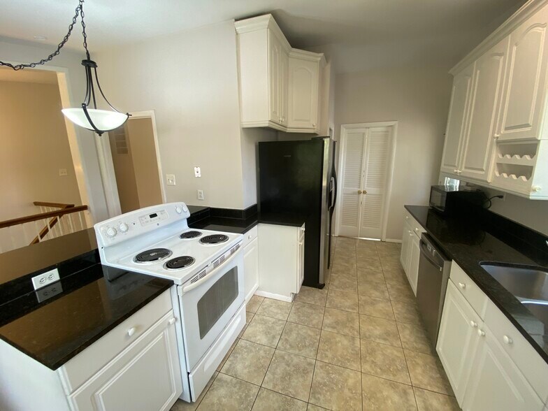 Kitchen - 4616 Twinbrook Rd