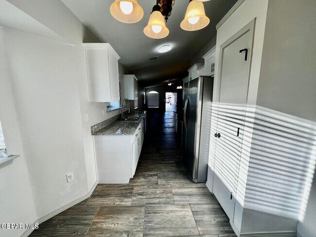 Building Photo - 10148 Red Vly