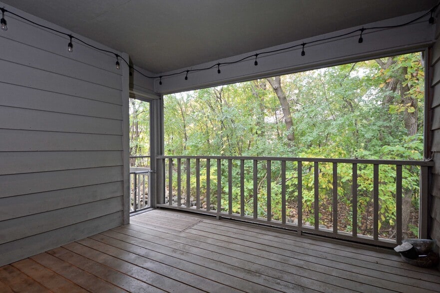 Building Photo - 5536 Village Dr