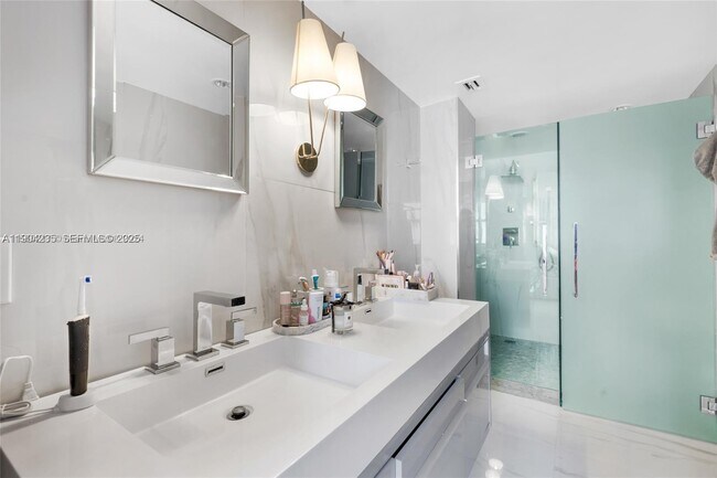 Building Photo - 5838 Collins Ave