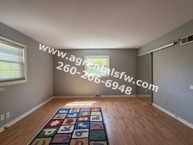 Building Photo - 3 Bedroom House