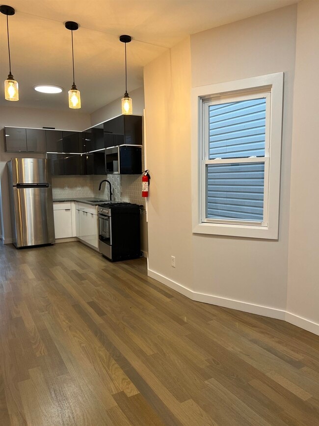 Building Photo - 107 Magazine St