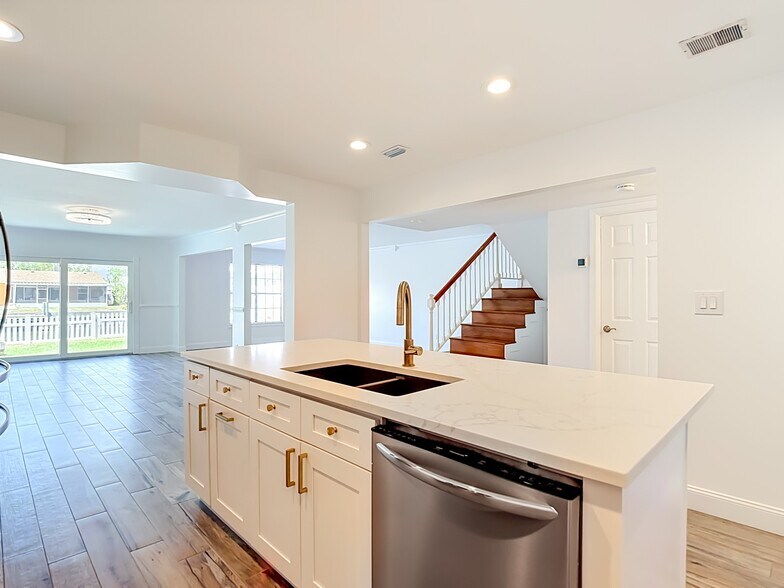 Building Photo - 8733 Bay Pointe Dr