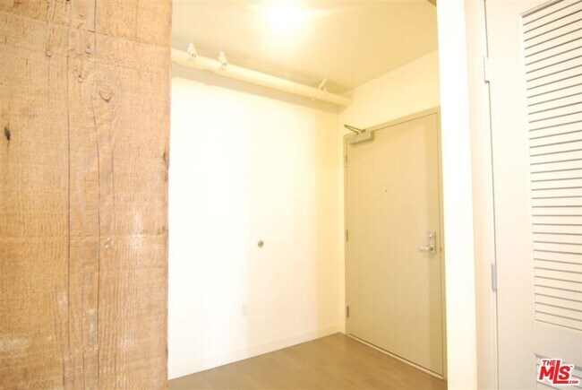 Building Photo - 527 Molino St