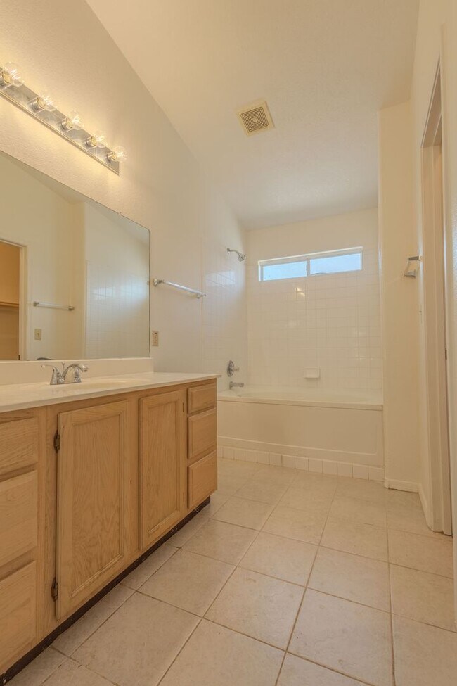Building Photo - 3 Bedroom, 2 Bath