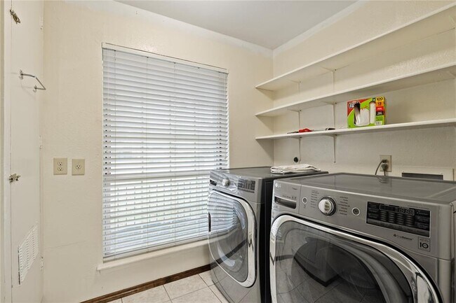 Building Photo - 1702 Oakridge Dr