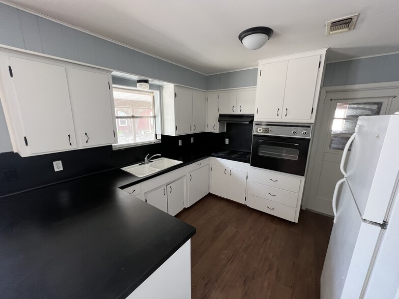 Kitchen - 271 W County Road 2140