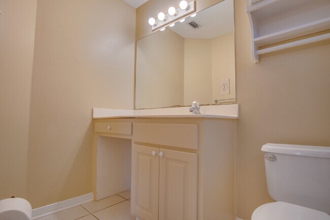 Building Photo - Santa Rosa 3/2.5 Townhome – Minutes from N...