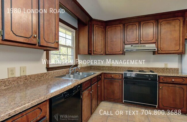 Building Photo - 3 Bedrooms, 2 Baths Ranch In Mooresville Q...