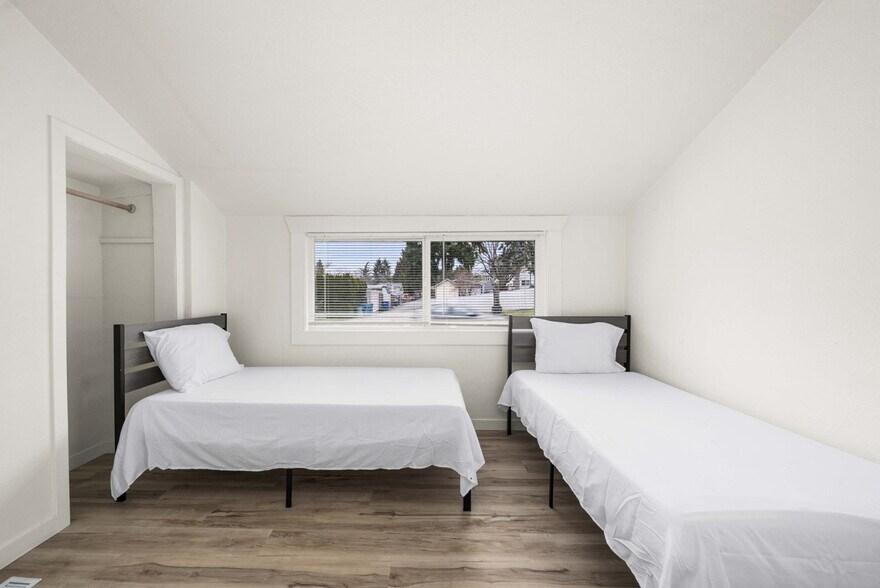 Building Photo - 815 SW Cloverdale St