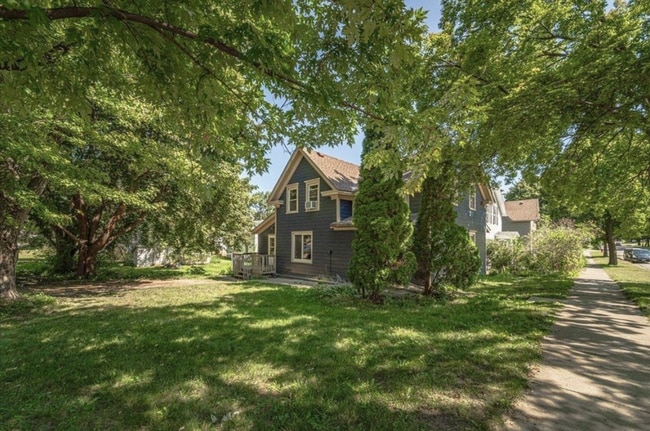 Building Photo - Beautiful 3-Bed 1-Bath Available Now in Hastings!