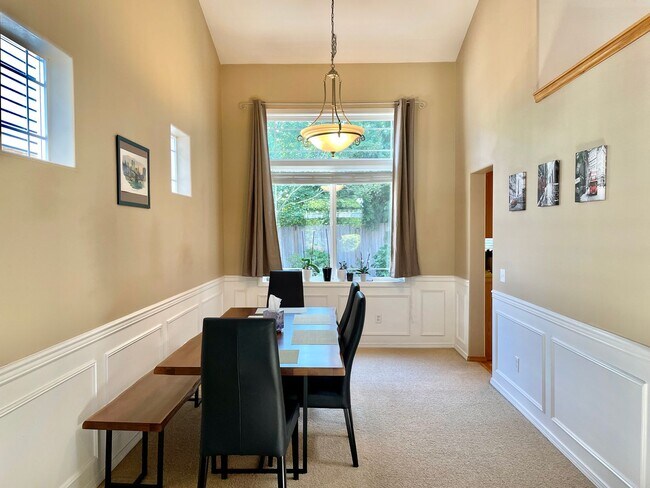 Building Photo - Spacious 4 bedrooms + Den, A/C! Pet(s)!