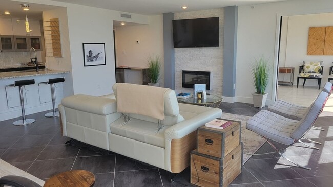 Building Photo - Beautifully renovated 2/2 condo downtown Sarasota with view of Bay!