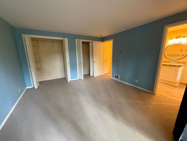 Building Photo - 2 Bed/2.5 Bath Townhome with Garage, Pool and Tennis Court