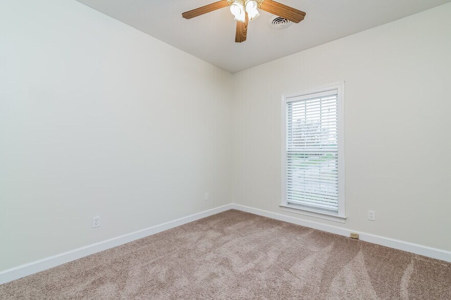 Building Photo - 1801 Devon Dr