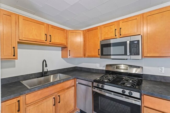 Building Photo - 2 New St