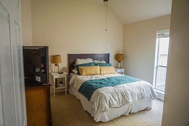 Building Photo - 12814 Quail Creek Dr