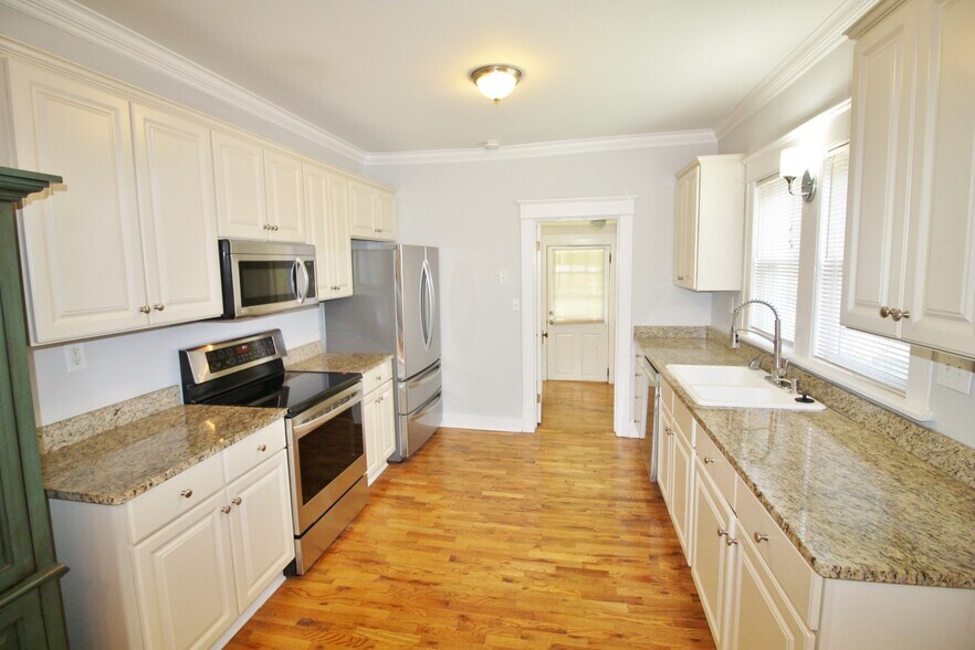 Building Photo - 1711 Villa Pl